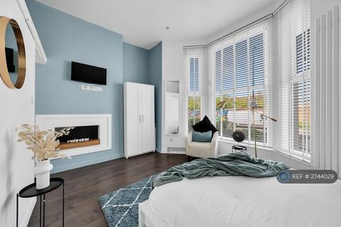 1 bedroom in a flat share to rent, Oakfield Road, London, SE20