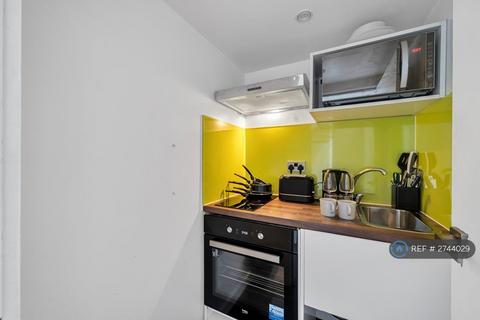 1 bedroom in a flat share to rent, Oakfield Road, London, SE20