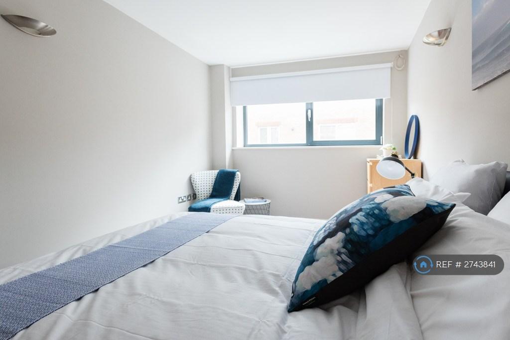 Cozy And Spacious Bedroom