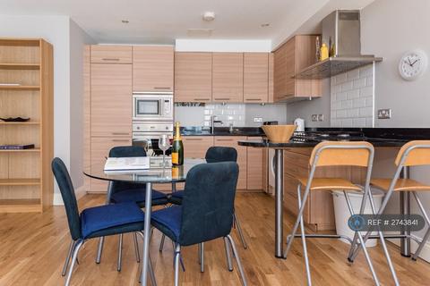 1 bedroom flat to rent, St Lukes Court, London, SE1