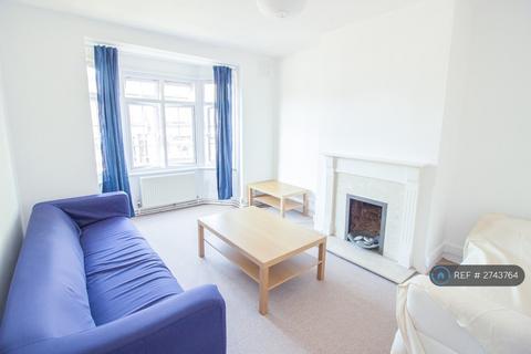 3 bedroom flat to rent, Bellamy House, London, SW17