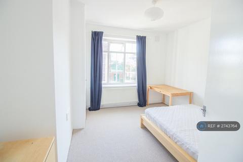 3 bedroom flat to rent, Bellamy House, London, SW17