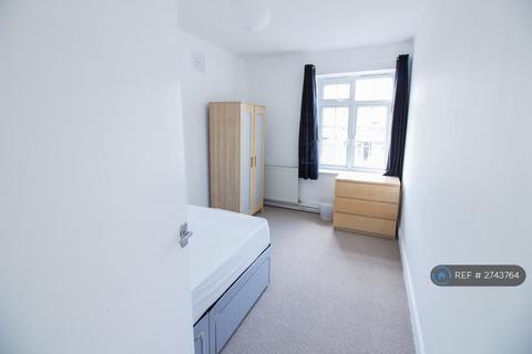 3 bedroom flat to rent, Bellamy House, London, SW17