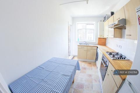 3 bedroom flat to rent, Bellamy House, London, SW17