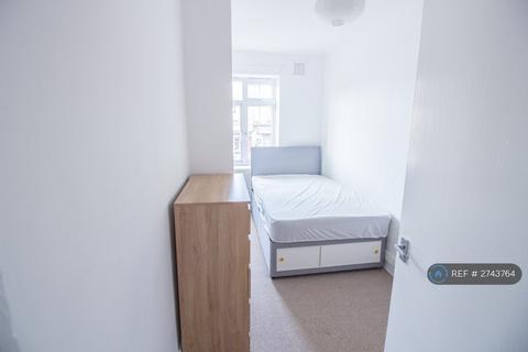 3 bedroom flat to rent, Bellamy House, London, SW17