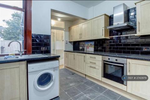 3 bedroom end of terrace house to rent, Wheldrake Road, Sheffield, S5