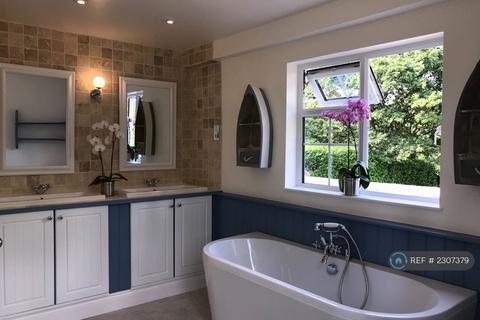 5 bedroom detached house to rent, South Farm Lane, Bagshot, GU19