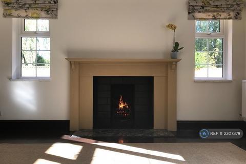 5 bedroom detached house to rent, South Farm Lane, Bagshot, GU19