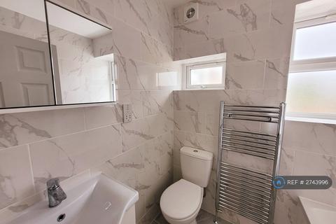 2 bedroom flat to rent, Addiscombe Road, Watford, WD18