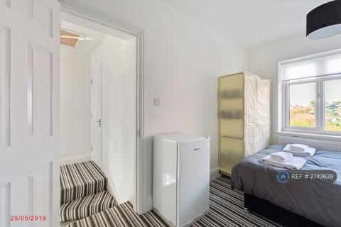 undefined, Broad Walk, Hounslow, TW5
