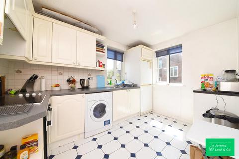 2 bedroom apartment to rent, Diploma Court, East Finchley