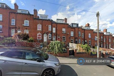 2 bedroom terraced house to rent, West View, Leeds, LS11