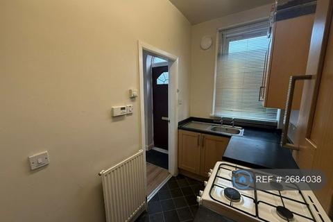 2 bedroom terraced house to rent, West View, Leeds, LS11