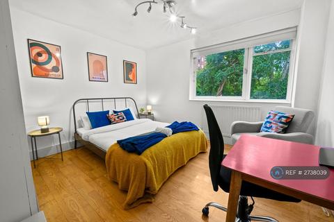 3 bedroom flat to rent, Borrodaile Road, London, SW18