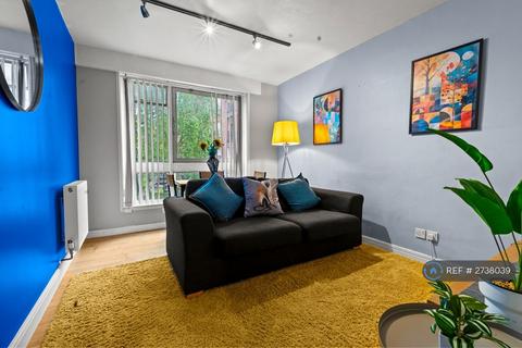 3 bedroom flat to rent, Borrodaile Road, London, SW18