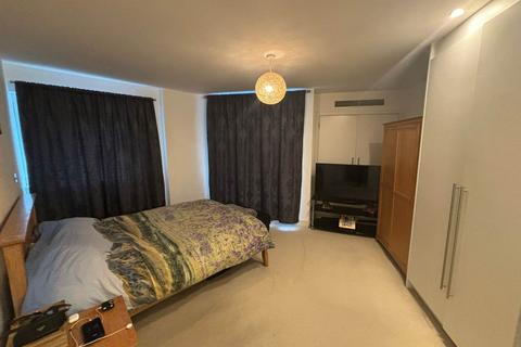 2 bedroom flat to rent, The Galley, London,