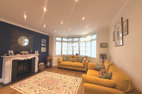 4 bedroom detached house to rent, Deacons Hill Road, Elstree