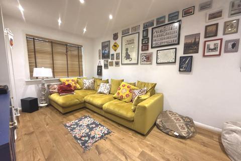 4 bedroom detached house to rent, Deacons Hill Road, Elstree