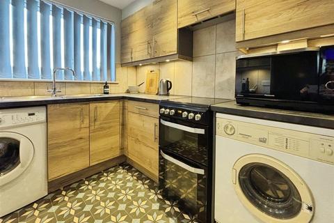undefined, Oakdale Close, Bradford BD10