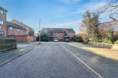 1 bedroom flat for sale, St. Benedicts Close, London SW17