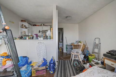 1 bedroom flat for sale, St. Benedicts Close, London SW17