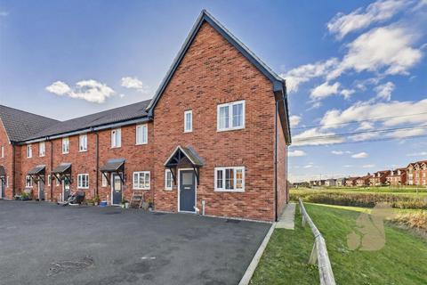 3 bedroom end of terrace house for sale, Discovery Close, Chilton