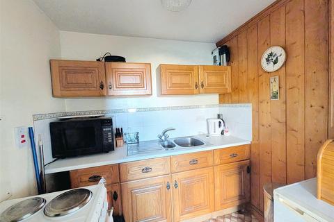 2 bedroom flat for sale, High Salterns, Seaview, PO34 5AS