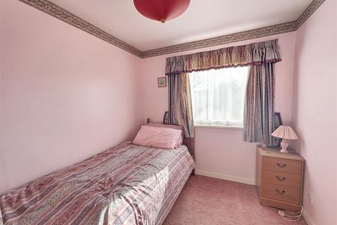 2 bedroom flat for sale, High Salterns, Seaview, PO34 5AS