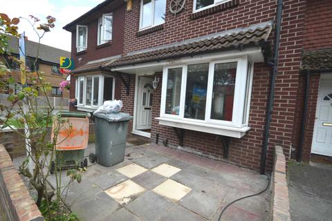 3 bedroom end of terrace house to rent, Chichester Close, London