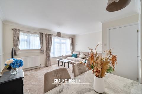 2 bedroom flat to rent, Squirrels Heath Lane, Hornchurch, RM11