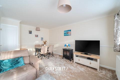 2 bedroom flat to rent, Squirrels Heath Lane, Hornchurch, RM11