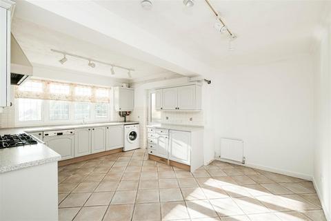 2 bedroom terraced house to rent, Weale Road, Chingford