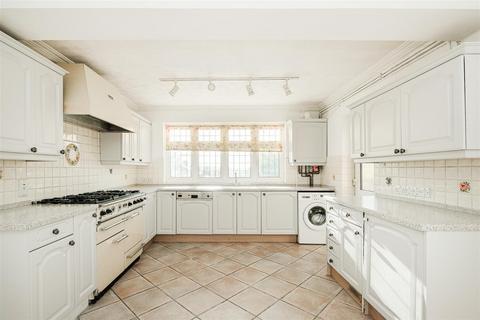 2 bedroom terraced house to rent, Weale Road, Chingford