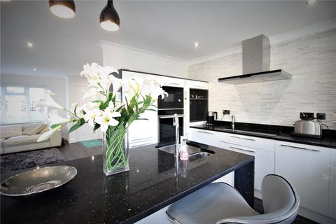 3 bedroom terraced house to rent, Scott Close, Reading RG4