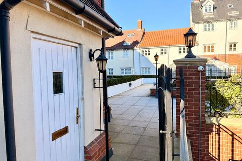 1 bedroom maisonette to rent, Flat , The Square, Chatham Way, Brentwood