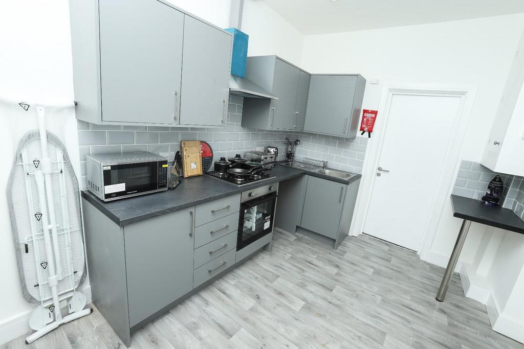 56 Wellesley Kitchen #1.jpg