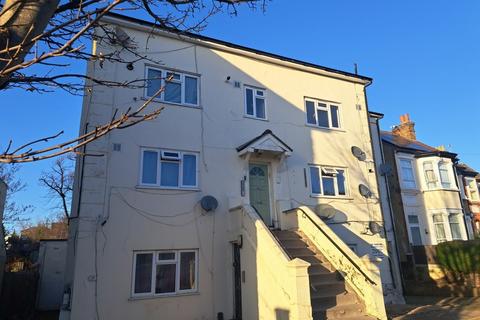 Studio to rent, Woodville Road Thornton Heath CR7 8LH