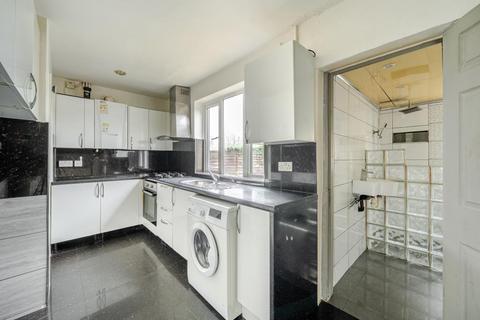 2 bedroom end of terrace house to rent, Penn Road,  Aylesbury,  HP21