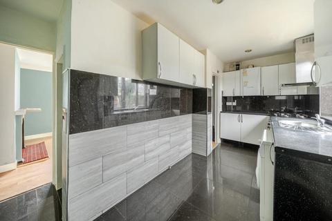 2 bedroom end of terrace house to rent, Penn Road,  Aylesbury,  HP21