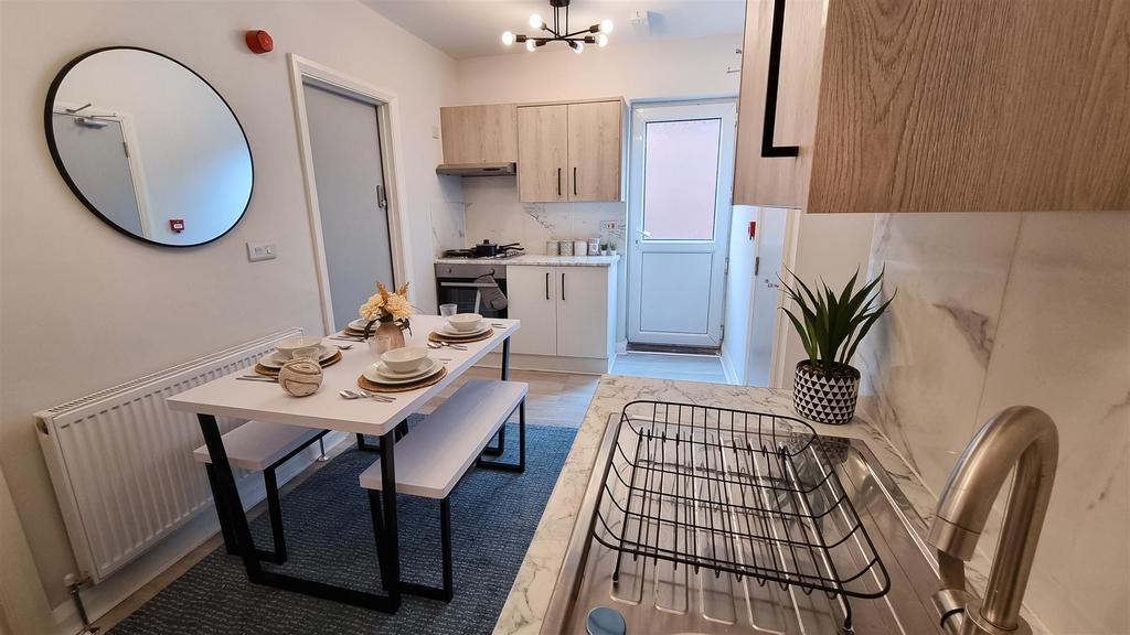 07. Kitchen.jpg