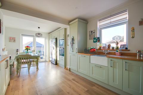 SHOLING! GUIDE PRICE £325,000 - £350,000! SOUTHERLY ASPECT GARDEN!