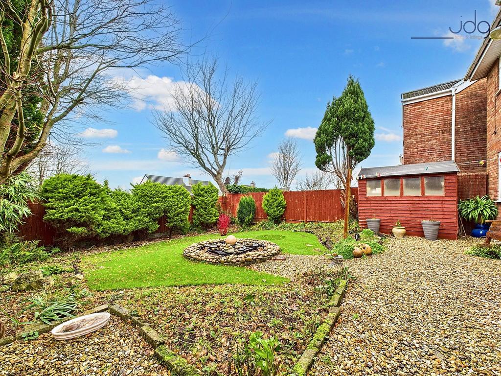Spacious Garden with water feature and mature...