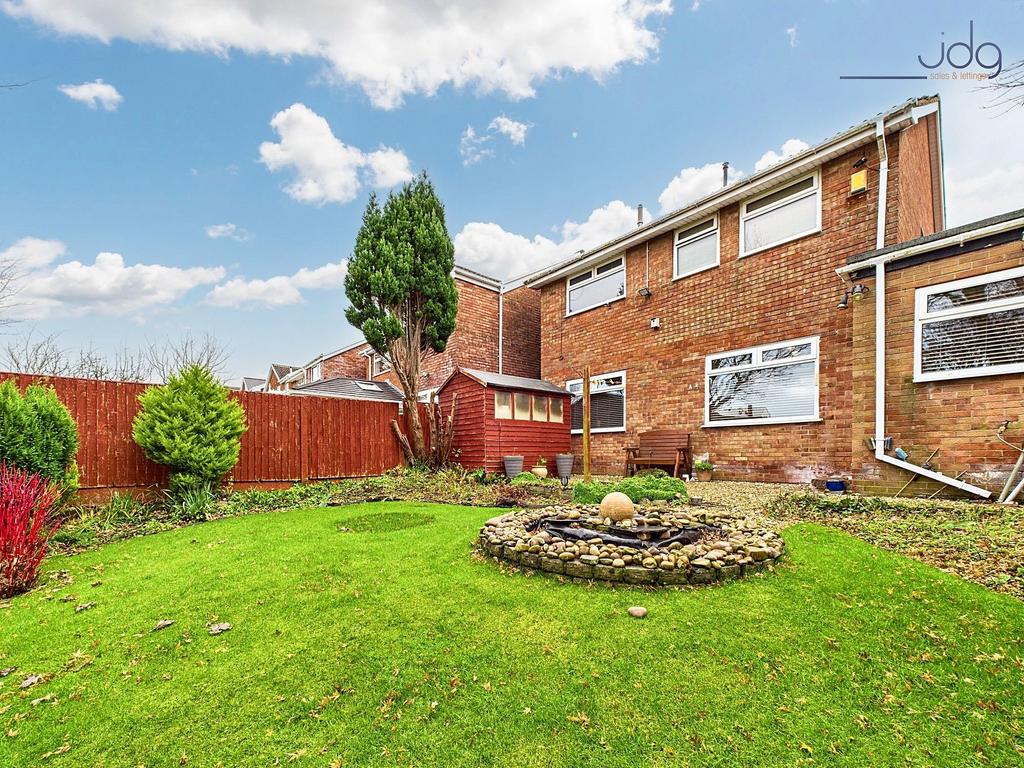 Spacious Garden with water feature and mature...