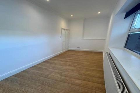 2 bedroom flat to rent, The Parade, Cardiff