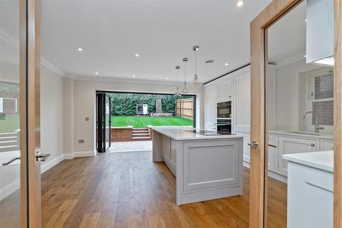 4 bedroom detached house for sale, The Oaks, St. Albans
