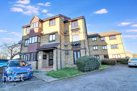 3 bedroom flat to rent, Longacre Road, ASHFORD