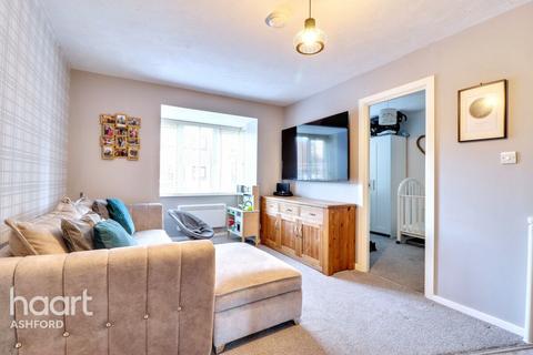3 bedroom flat to rent, Longacre Road, ASHFORD