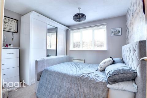 3 bedroom flat to rent, Longacre Road, ASHFORD