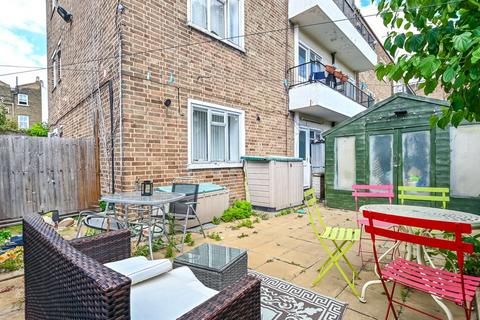 2 bedroom flat to rent, Shacklewell Road, Hackney, London, N16