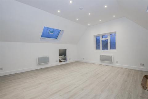 3 bedroom flat to rent, Crayford High Street, Crayford, Kent